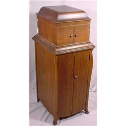 Victor Victrola Model VV-IX In Quartered Oak Art Noveau  Case, Ca. 1910