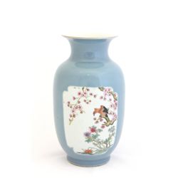 Jiaqing Famille Rose vase depicting "Flowers"