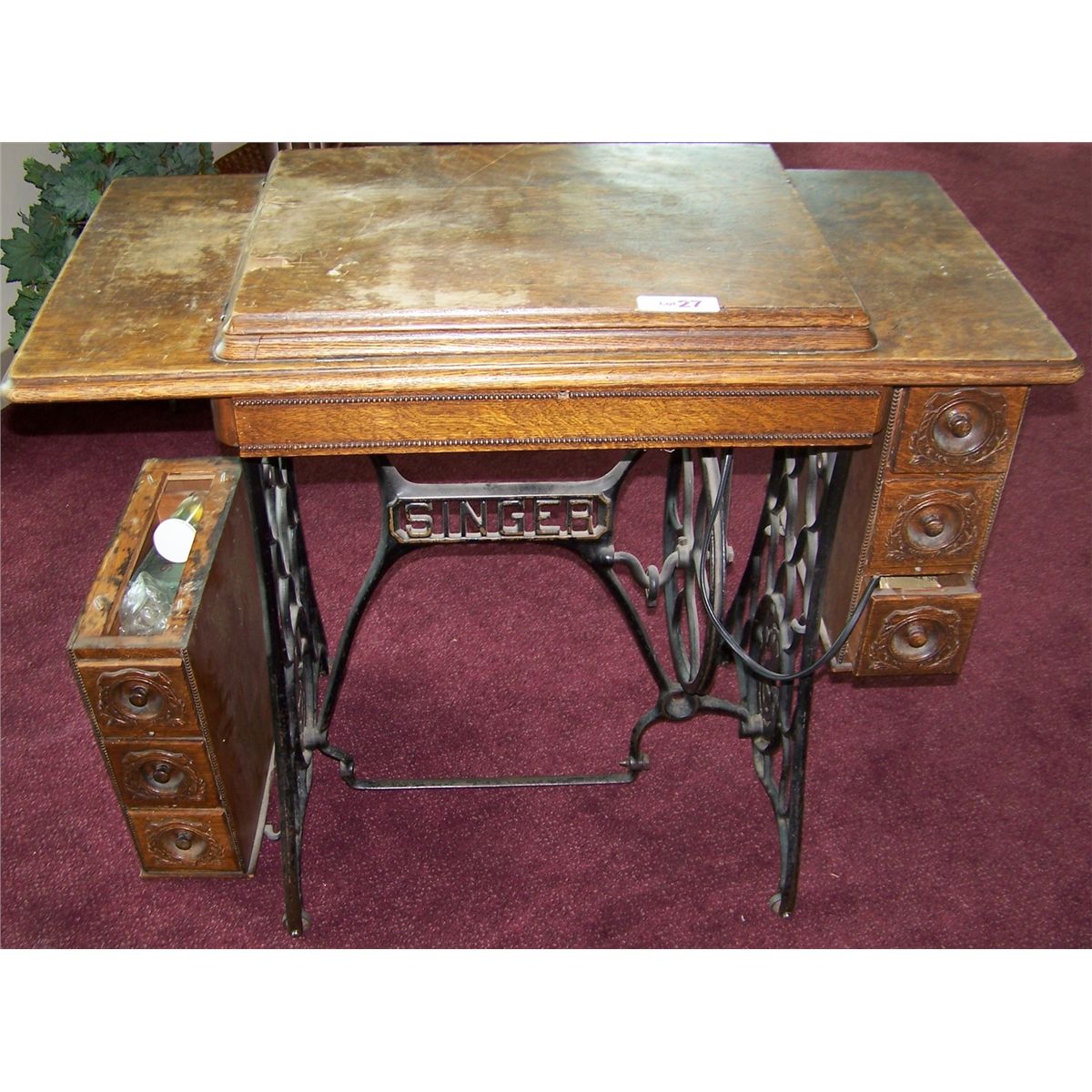 Antique Singer Sewing Machine. 1913.