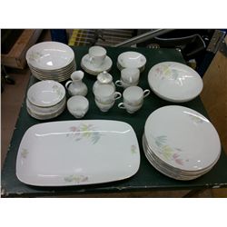Small Dinner Set includes 8 cups