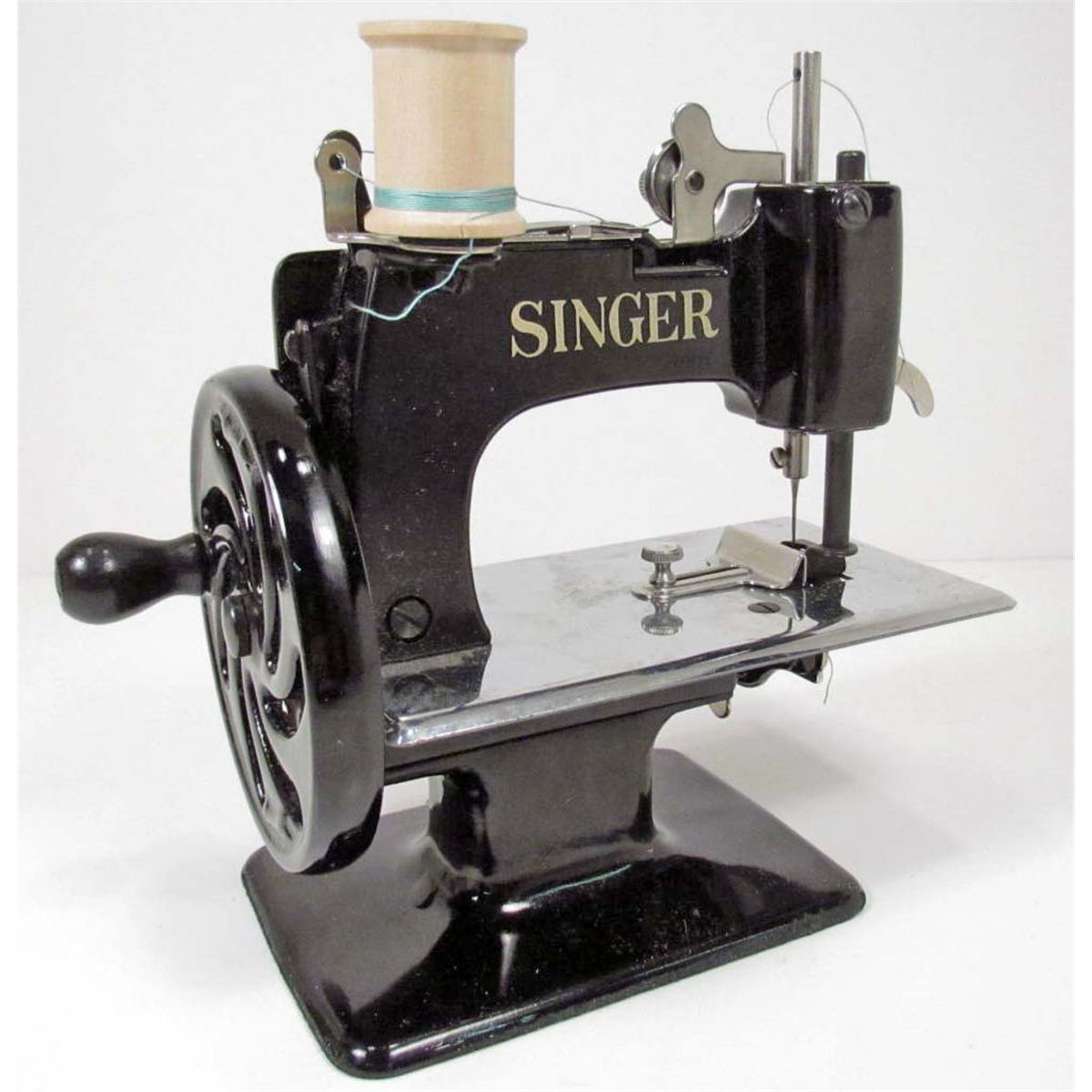 SINGER SEWHANDY NO. 20 - CHILDS SEWING MACHINE - W/ ORIGINAL BOX