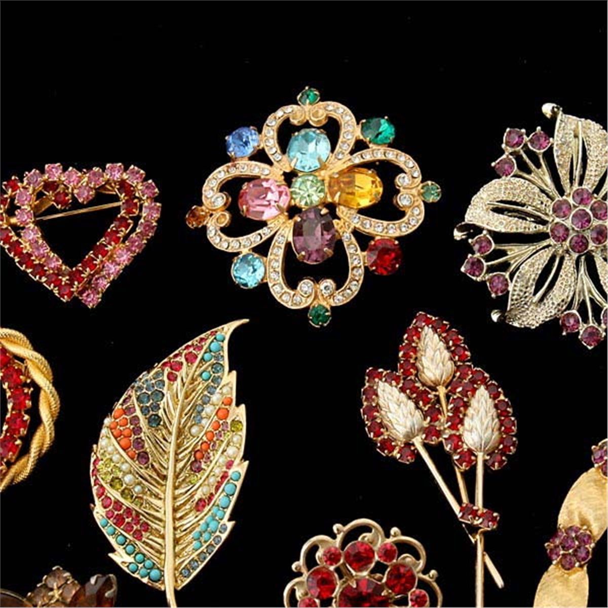 COLLECTION OF 16 NOVELTY COSTUME JEWELRY ITEMS.