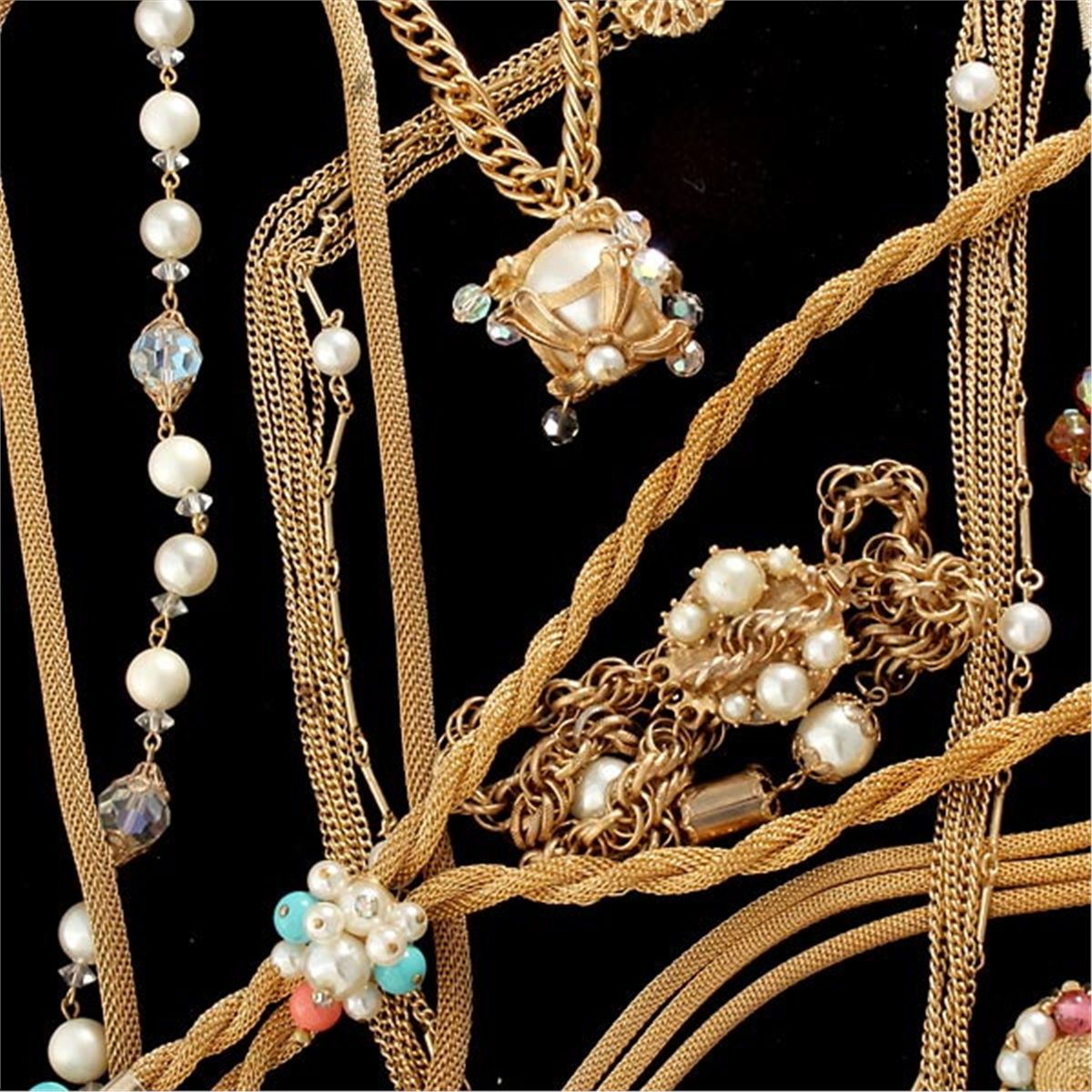 COLLECTION OF SIXTEEN PEARL COSTUME JEWELRY ITEMS.