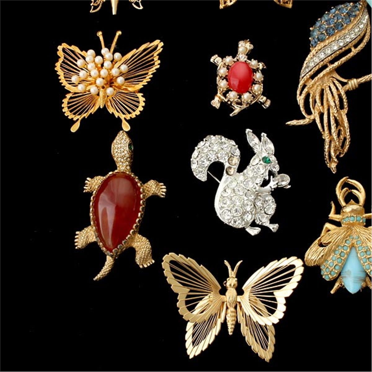 17 ANIMAL MOTIF COSTUME JEWELRY BROOCHES.