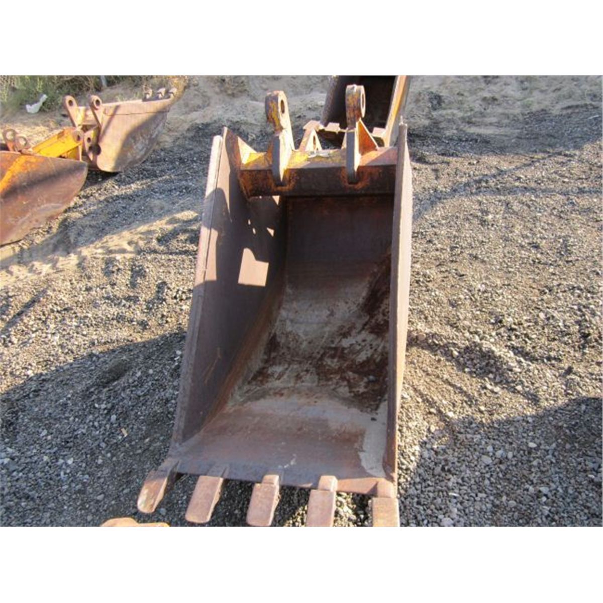 24" Bucket w/Teeth to fit CAT 420D