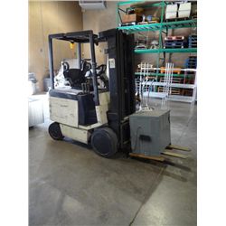 CROWN 3700# ELECTRIC FORKLIFT W/ CHARGER