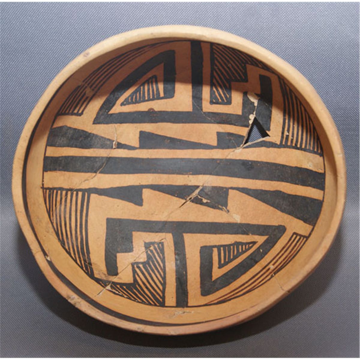 Jeddito pottery bowl R. G. Munn Auction LLC