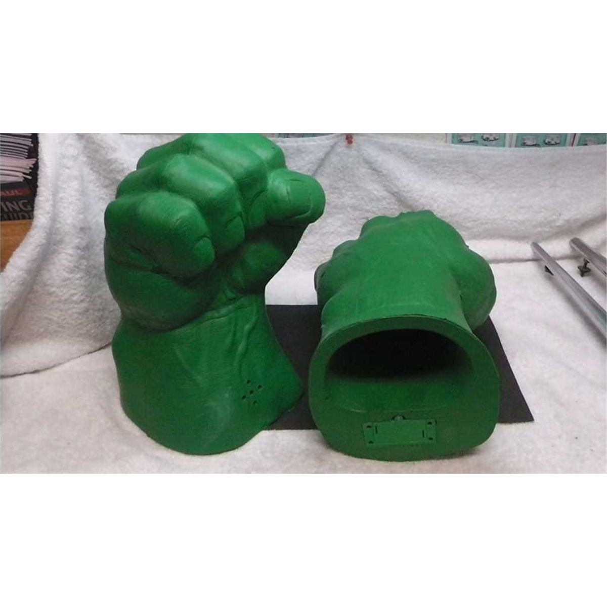 2 Incredible Hulk Foam hands/ 2003 with sound