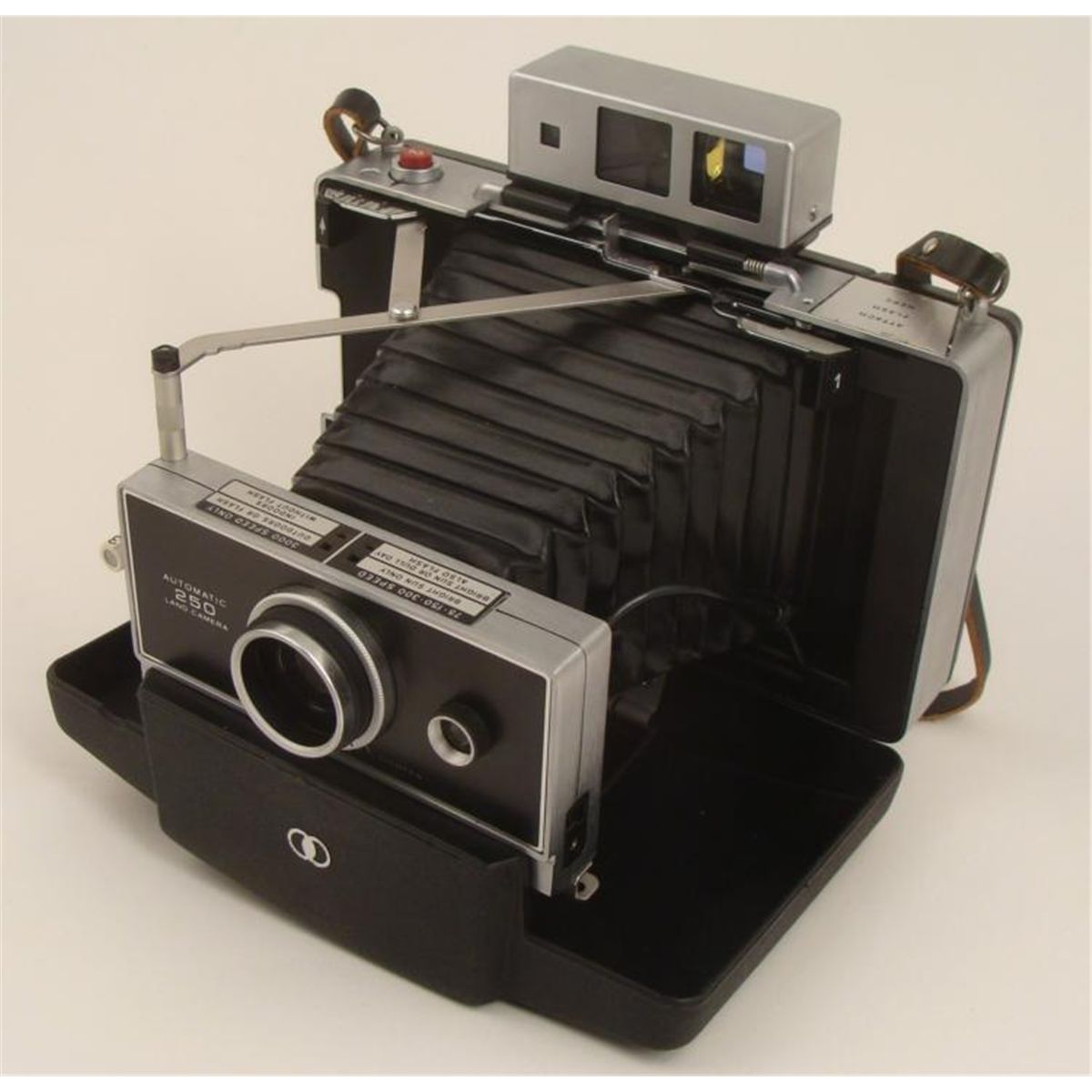 Polaroid 250 Automatic Land Camera Vintage w Case Polaroid 250 Automatic Land Camera Vintage w Case