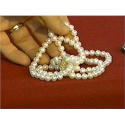 Two-strand cultured pearl necklace (7-7.5mm.) with 14K yellow gold clasp, L: 16"