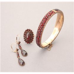 COLLECTION OF GARNET, SILVER GLIT, 14K Y/G JEWELRY.