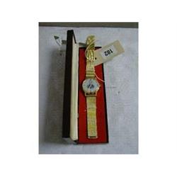 A BOXED GENTS GILT BING CROSBY WRISTWATCH, (ELECTRONICALLY TIMED).