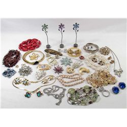 LOT OF VINTAGE COSTUME JEWELRY