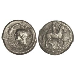 Didracma. - 485-480 a.C. - Acuñada bajo Gelón. - SIRACUSA. - Anv.: Cabeza de Arethusa sobre tres del