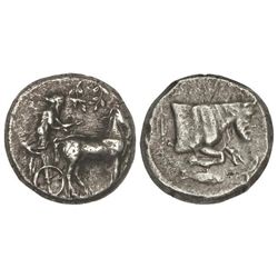Tetradracma. - 430-425 a.C. - GELA. - Anv.: Cuadriga a derecha con conductor con barba larga. Encima