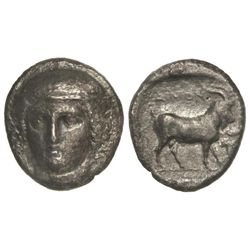 Tetradracma. - 405-357 a.C. - AINOS. - Anv.: Busto de Hermes ornamentado 3/4 a izquierda. Rev.: Cabr