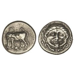 Hemidracma. - 350-300 a.C. - PARION. - Anv.: Toro a izquierda con cabeza girada. Leyenda en parte in