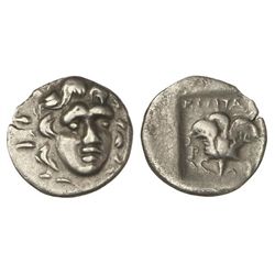 Hemidracma. - 304-167 a.C. - RODAS. ISLAS DE CARIA. - Anv.: Busto de Helios. Rev.: Rosa en cuadro in