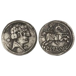 Denario. - ARECORATA. - Anv.: Cabeza masculina a derecha, detrás signo ibérico Cu, con punto central