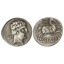 Denario. - ARECORATAS. - Anv.: Cabeza masculina a derecha, detrás letra ibérica Cu. Rev.: Jinete con
