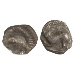 Óbolo. - EMPORITON. - Anv.: Cabeza de león a izquierda. Rev.: Perro al acecho, a izquierda. 0,65 grs