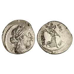 Denario. - 48 a.C. - HOSTILIA-5A. - L. Hostilius Saserna. - Rev.: Victoria a derecha con trofeo y ca