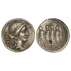 Denario. - 54 a.C. - JUNIA-31. - Q. Caepio Brutus. - Anv.: Cabeza de la Libertad con joya en la fren
