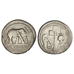 Denario. - Acuñada el 54-51 a.C. - JULIO CÉSAR. - Anv.: CAESAR. Elefante marchando a derecha pisotea