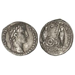 Denario. - Acuñada el 7-6 a.C. - AUGUSTO. - Anv.: CAESAR AVGVSTVS DIVI F. PATER PATRIAE. Cabeza laur