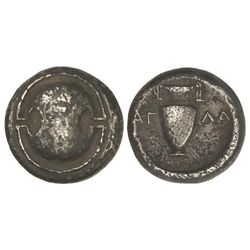 Estátera. - 371-338 a.C. - BEOCIA. - Anv.: Escudo beocio. Rev.: Ánfora a los lados A-A. 11,40 grs.