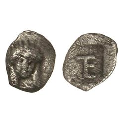 Tetartemorion. - 480-450 a.C. - KOLOPHON. - Anv.: Busto de Apolo de frente. Rev.: Monograma TE incus