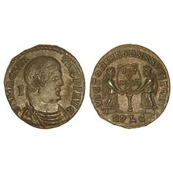 Centenional. - Acuñada el 350-353 d.C. - MAGNENCIO. - Rev.: VICTORIAE DD. NN. AVG. ET CAE. Dos Victo