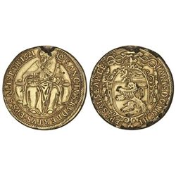 Thaler. - 1621. - SALZBURGO. - AR sobredorada. (Erosiones y descolgada. Rotura en canto por la solda