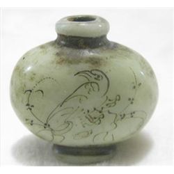 Chinese jade Snuff Bottle depicting Bird