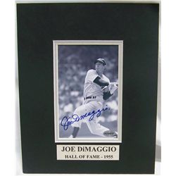 JOE DIMAGGIO SIGNED PHOTOGRAPH WITH CERTIFICATE OF AUTHENTICITY.