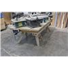 Image 1 : 3 PORTABLE WORK TABLES & VISE