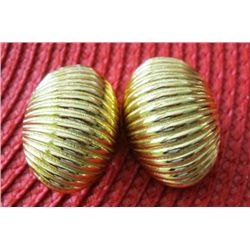 VINTAGE CHRISTIAN DIOR SHELL SHAPED RIBBED GOLD CLIP EA