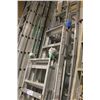 Image 1 : LOT OF ALLUMINUM EXTENTION LADDER