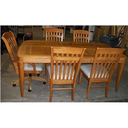 Oak Dining Room Table w/ 5 Chairs and 1 Leaf .