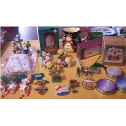 Christmas Ornaments & Figurines 31pc .