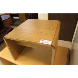 MEDIUM OAK END TABLE