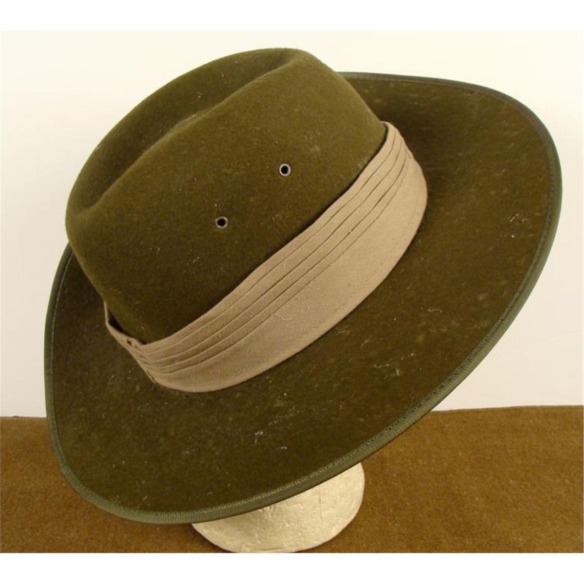 WWII AUSTRALIAN INFANTRY SLOUCH HAT SIDEUP INSIGNIA