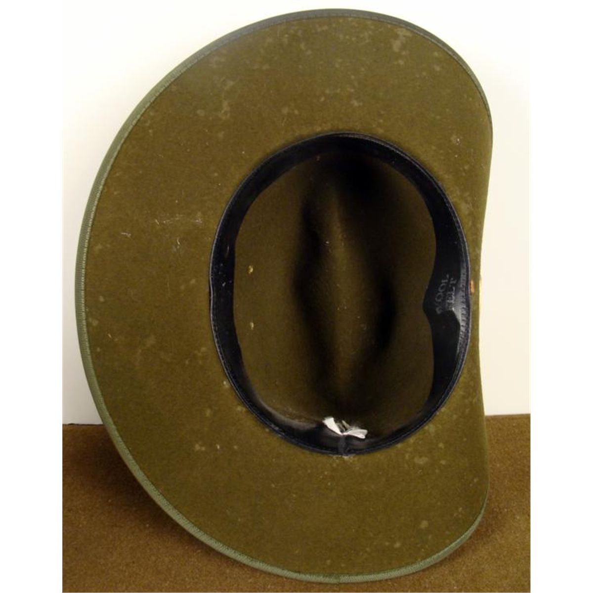 WWII AUSTRALIAN INFANTRY SLOUCH HAT SIDEUP INSIGNIA