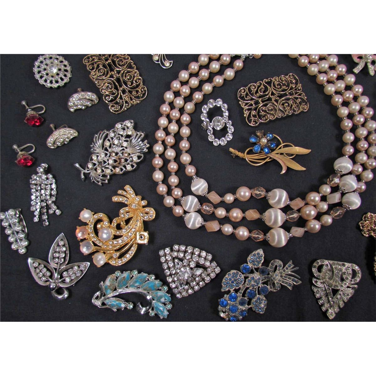 LOT OF VINTAGE COSTUME JEWELRY