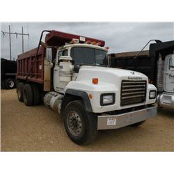 2000 MACK RD690S T/A DUMP