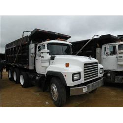 1995 MACK RD688S TRI-AXLE DUMP