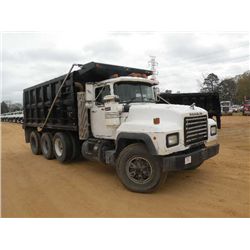 1992 MACK RD690S TRI-AXLE DUMP