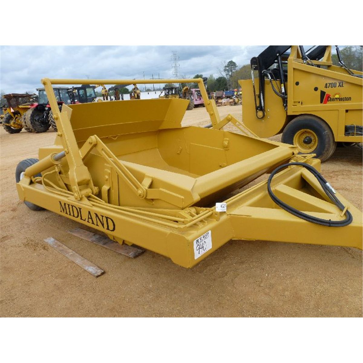 MIDLAND 4 YD PULL TYPE HYDRAULIC SCRAPER PAN J.M. Wood Auction Company, Inc.