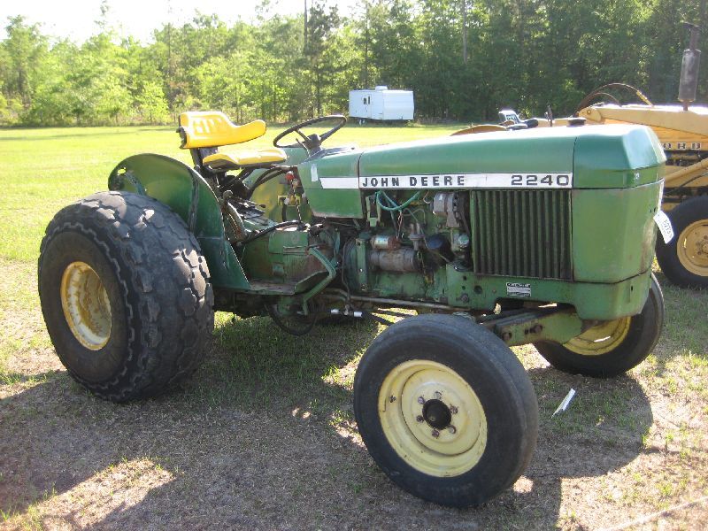 JOHN DEERE 2240 FARM TRACTOR