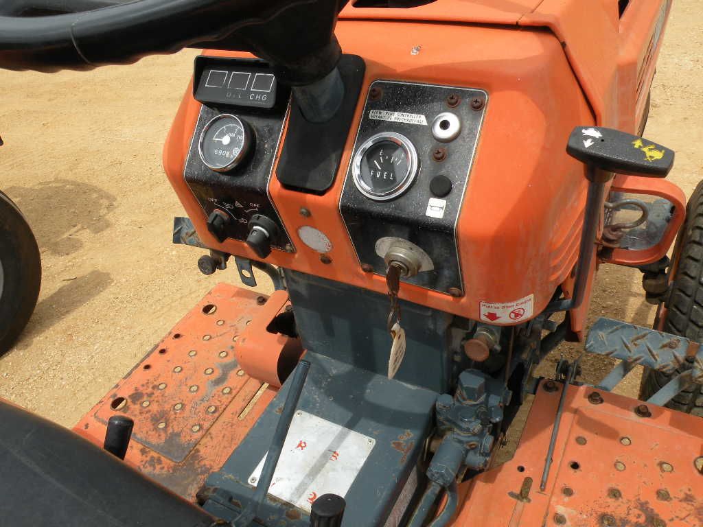 KUBOTA B8200 FARM TRACTOR W/ MOWER